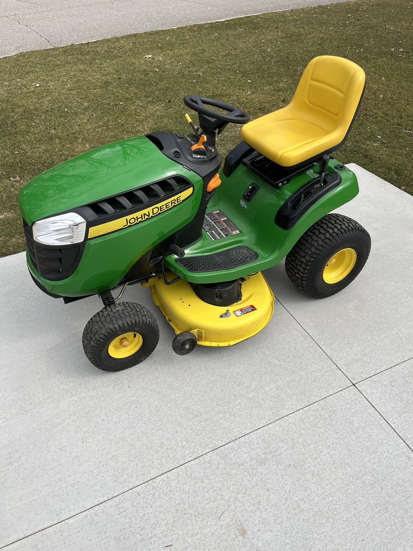 John Deere D125 Riding Mower (116 Hours) + Bagger And Cover