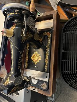 Vintage manual, singer, sewing machine with lid