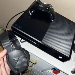 Xbox One 500 Gb  And Xbox Head Set 