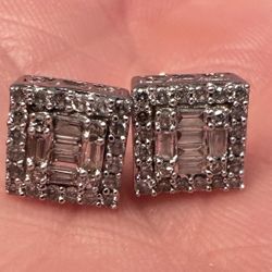 10 K Earring With Diamonds 💎 