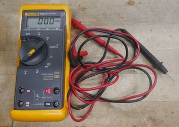 FLUKE ELECTRICAL METER 73 WITH LEADS  891088-1 