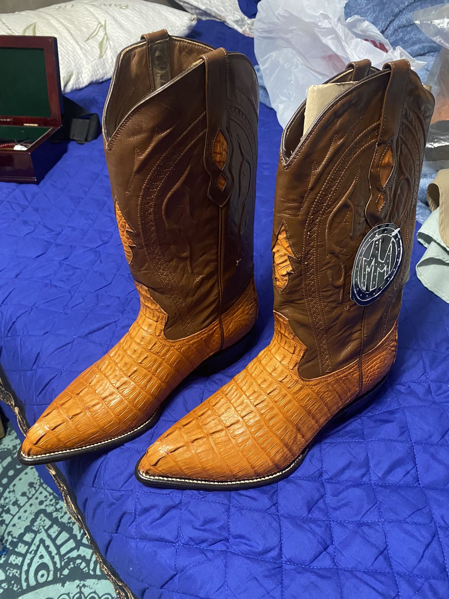 Bota vaquera de cocodrilo marca Montana de esta marca ya no la están haciendo es muy buena marca recomendada medida 91/2” vale más de $450 pido 250 pr