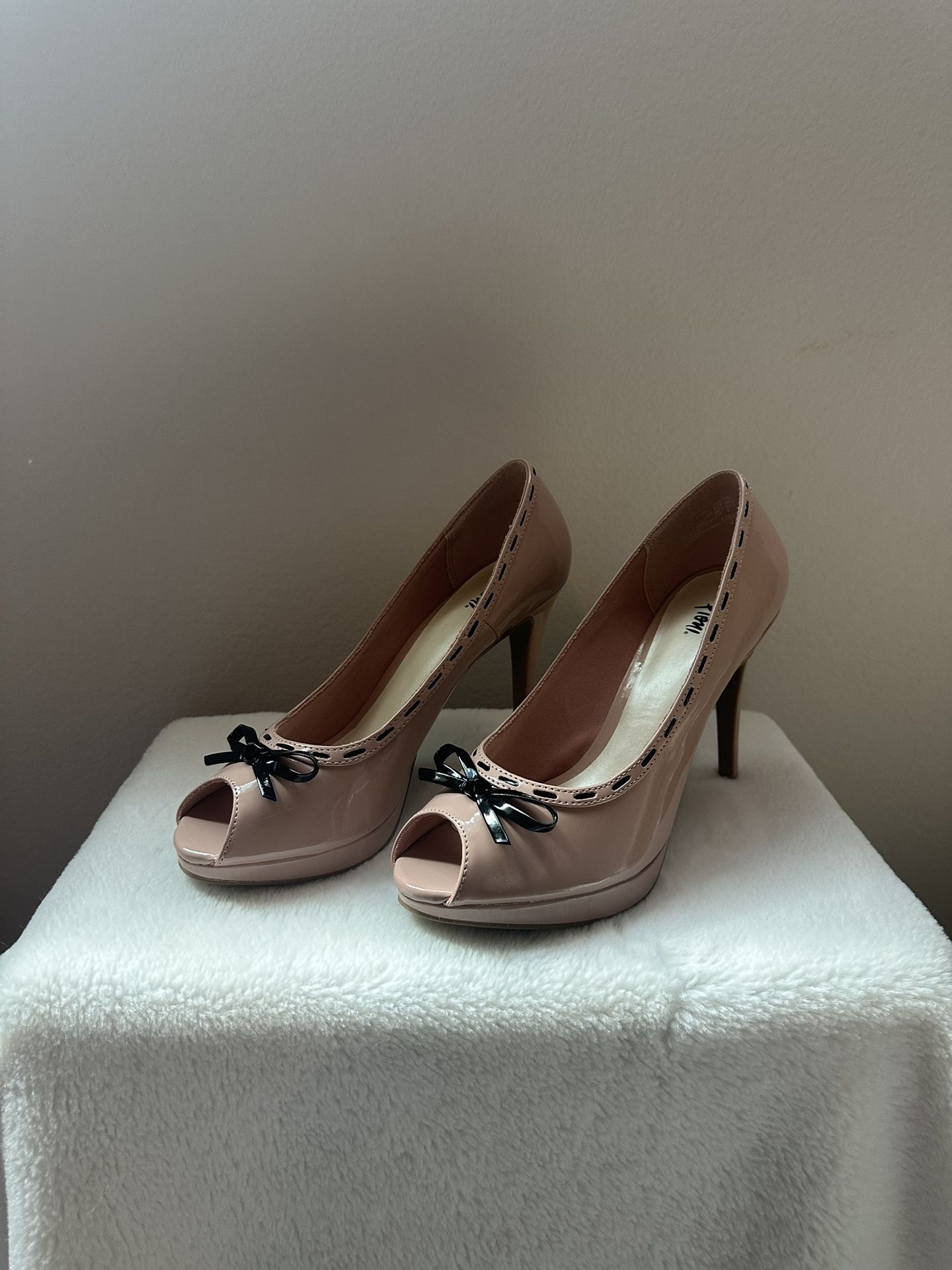 Nude/Pink Patent Heels Size 7.5