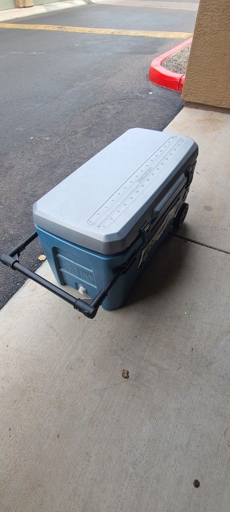Igloo Flip and Tow 90qt Roller Cooler