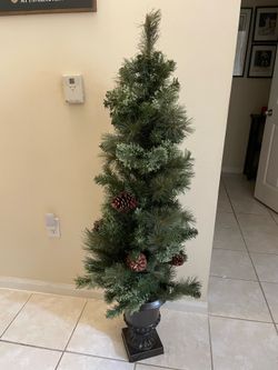 5 Foot Christmas Tree Thick Branches Pinecones With Pot