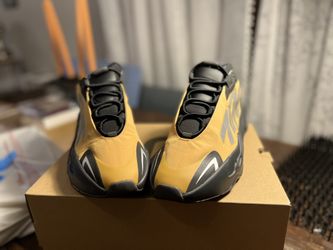 Yeezy 700 MNVN Honeyflux Size 10