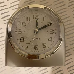 Quartz Alarm Snoozing Clock