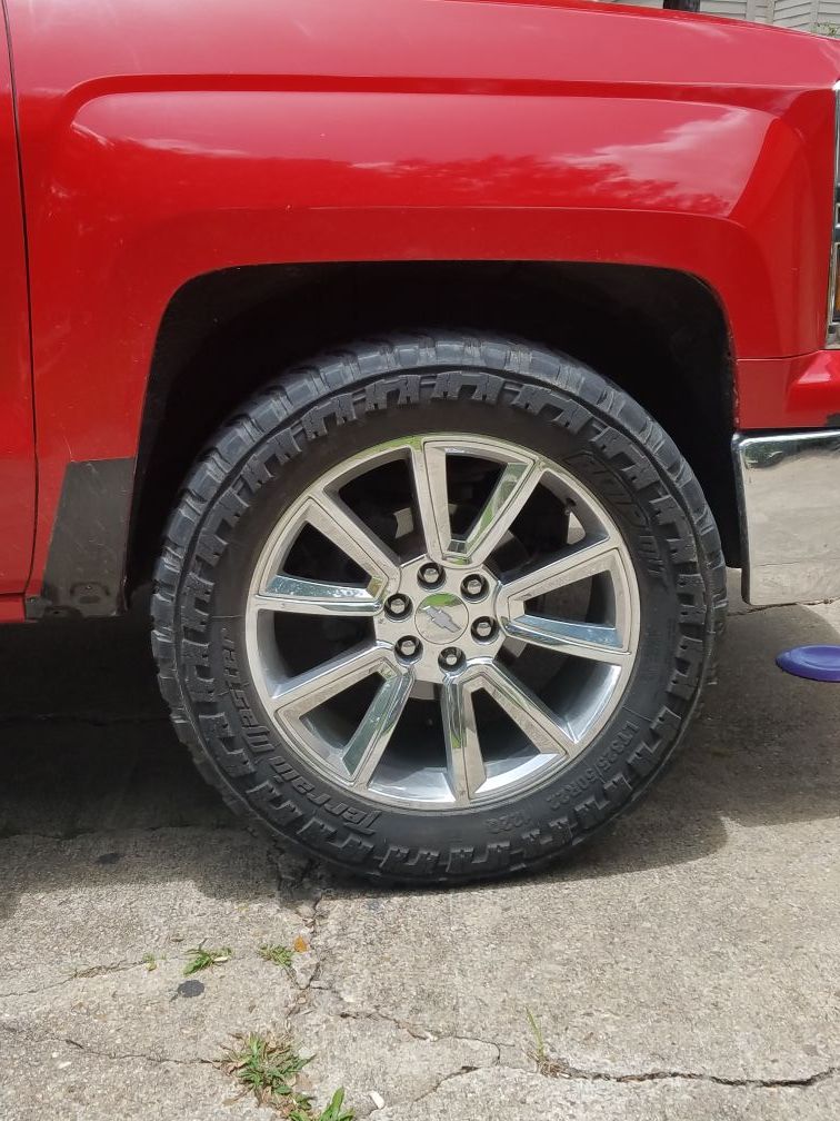22 chevy rines con llantas todo terreno con 70 %de vida los vendo en $1100 o cambio por 20 originales y demen algo extra de dinero