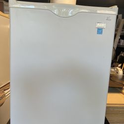 AVANTI MINIFRIDGE