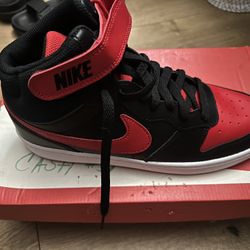 Nike Kids' Court Borough Mid 2 Size 7y. 