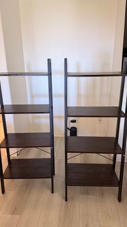 Leaning shelves