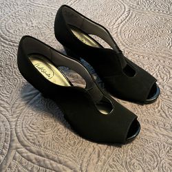 Women’s size 8.5 black high heels 