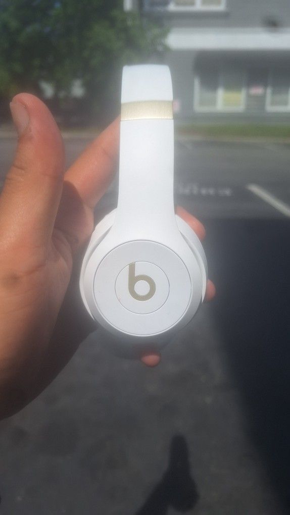 White 4th Gen Beats By Dr. Dre (Used)