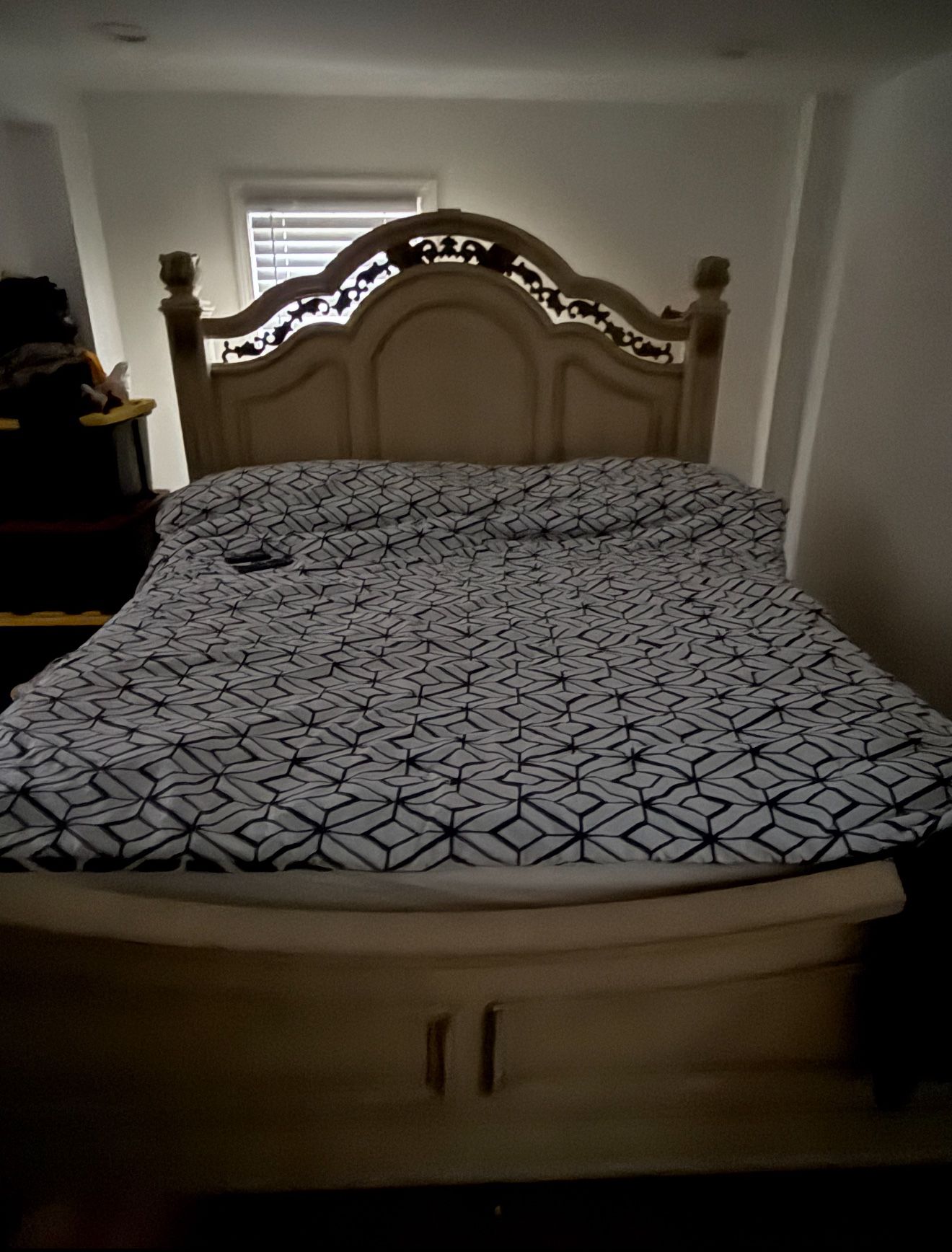 King size bed 