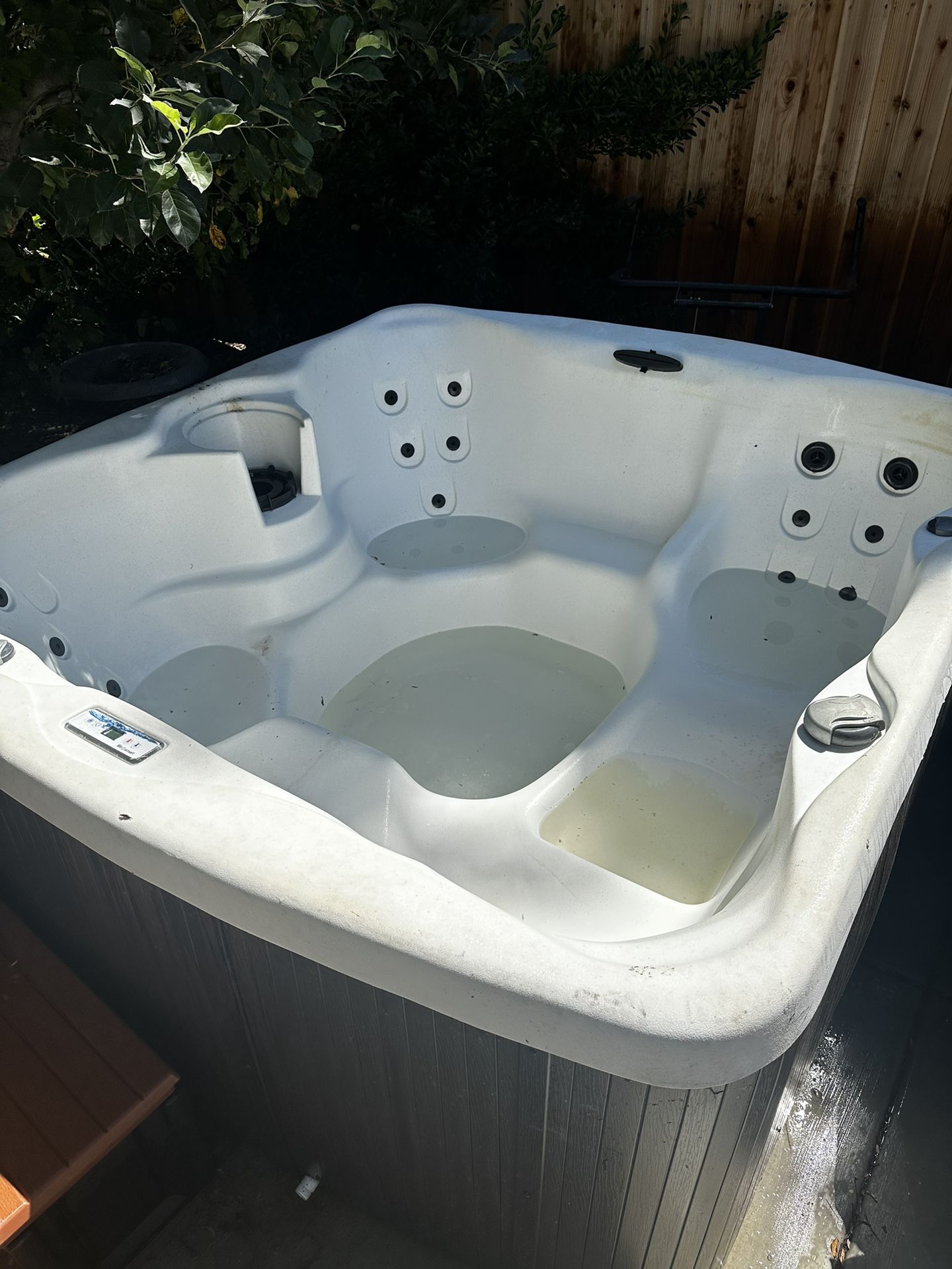 Hot Tub Lifesmart LS350 5 Person for Sale in Oak Glen, CA OfferUp