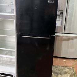 Magic chef black 24 inch refrigerator/nevera pequeña 