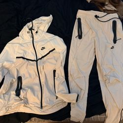 Nike tech woven set