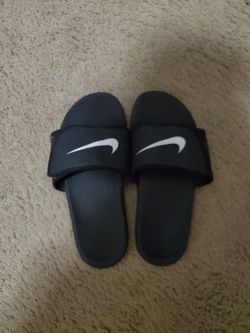 Gently used Nike slides. Size youth 5
