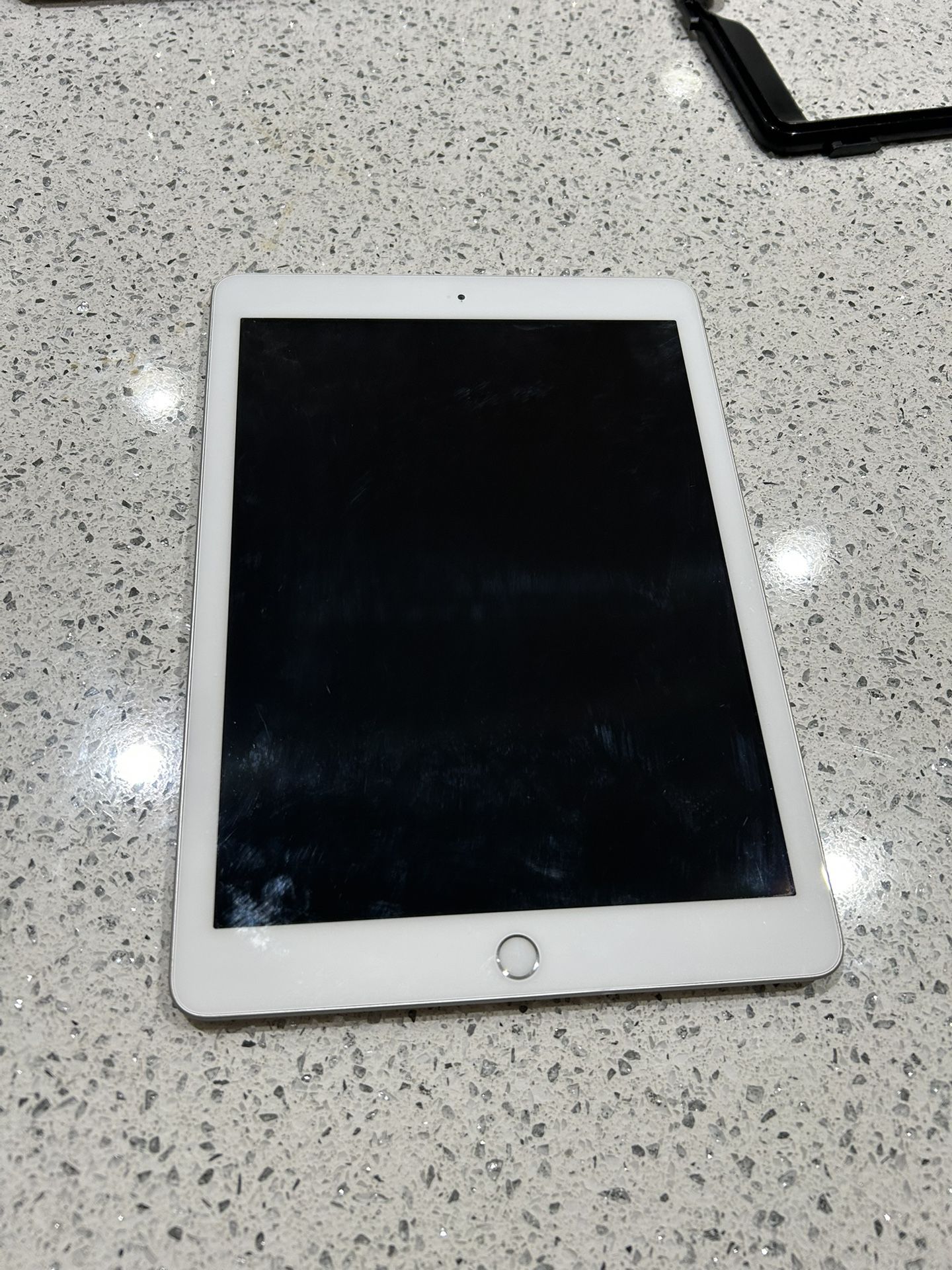 Reduced-iPad 6 -White- 32Gb -WiFi Only $95 /Offer