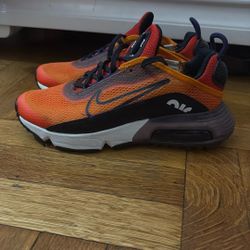 NIKE AIR MAX 2090 SIZE 4 Y