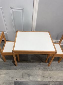 Little desk with two chairs