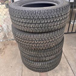 265/70/17 Michelin vendo un set de llantas usadas excelente condiciones de vida las 4 ✅🤩I am selling a set of used tires, all 4 in excellent living c
