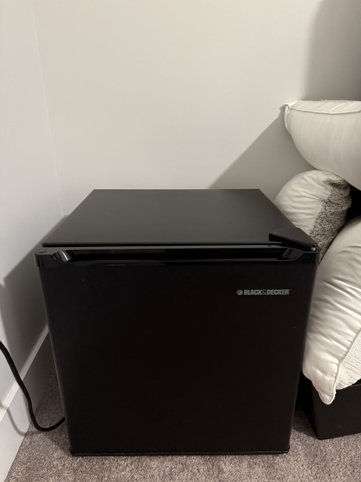 Black+Decker Black mini fridge