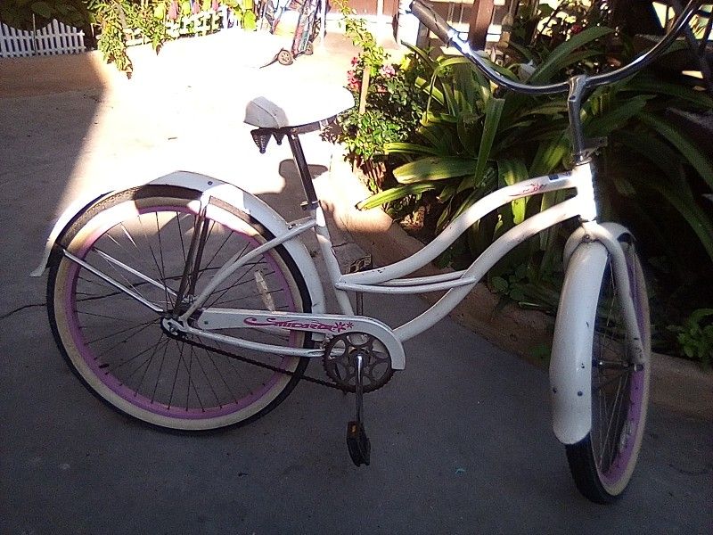Tahiti Girls Bike