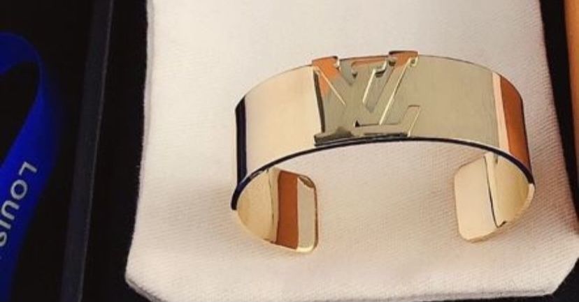 Louis Vuitton V Cuff Gold Tone Essential Uniform Line Bracelet for Sale in  Los Angeles, CA - OfferUp