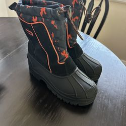 Boys Snow Boots Sizes 4 and 5