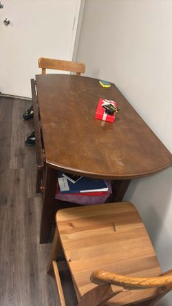 Hardwood round foldable table