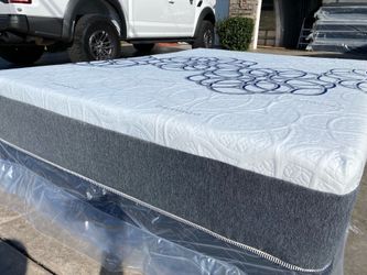 Cal king bamboo cool gel memory foam mattress!!