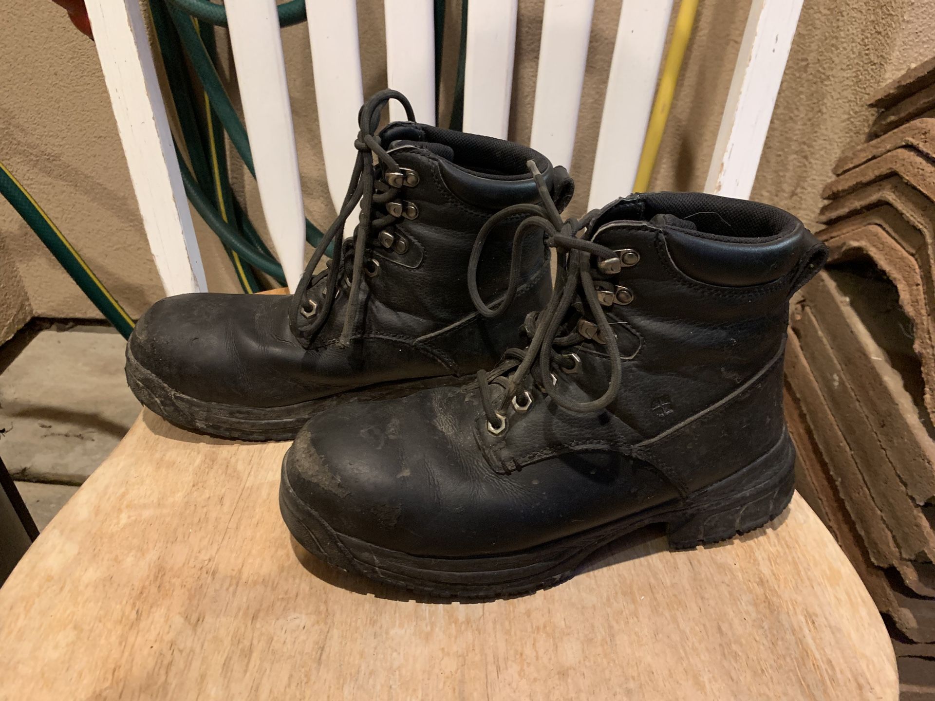 Work boots with steel toes. Size: 8.5