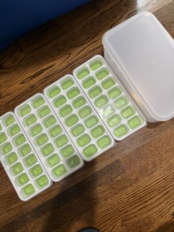 4 Ice Cube Trays with Ice Storage Container & Lid