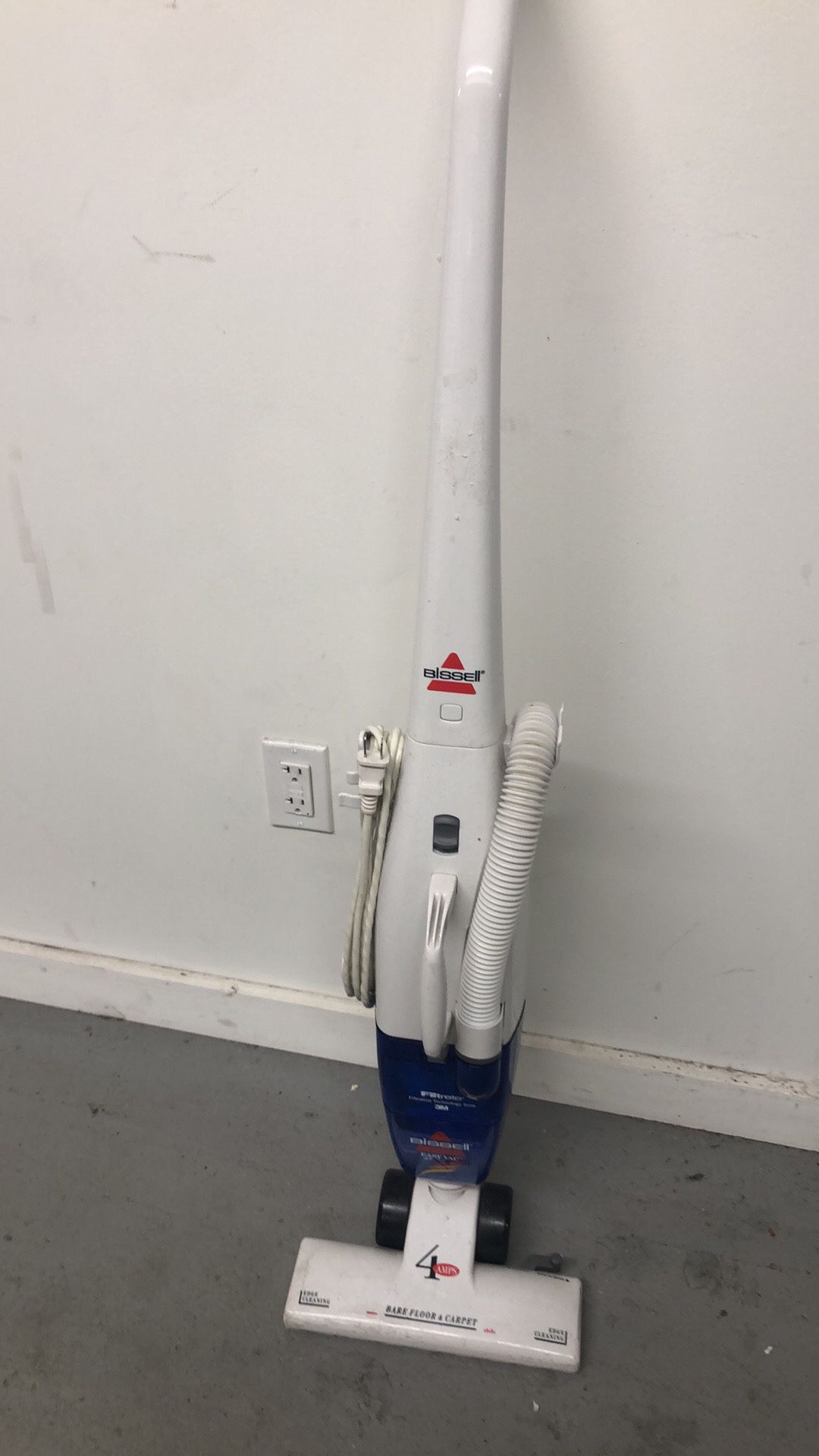 BISSELL VACUUM WORKS GREAT LIKE NEW