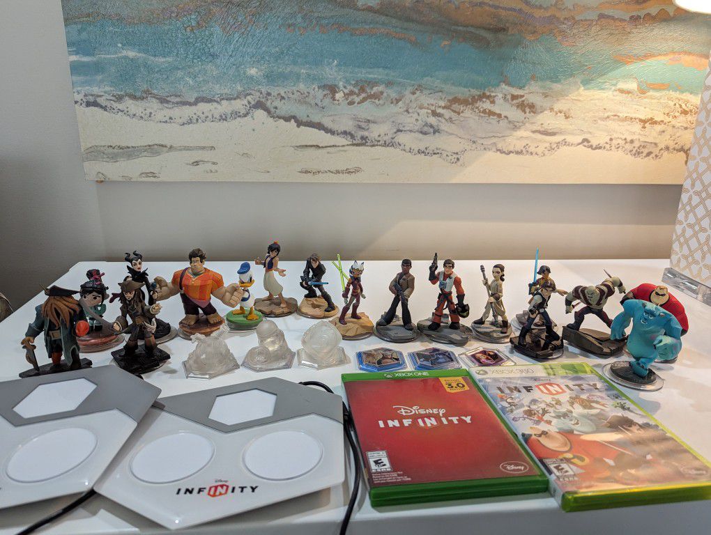 Disney Infinity Bundle - 3.0 and 1.0 + 17 figurines + more! XBOX