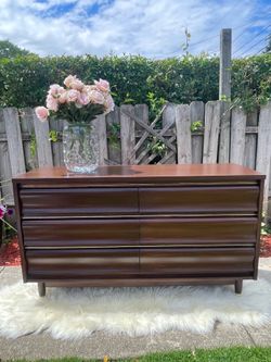 Beautiful MCM UNITED 6 drawers dresser/credenza /Tv Stand