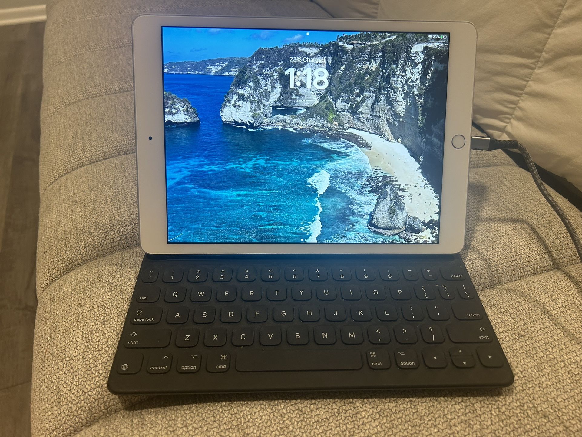 iPad 8th Gen + Apple Pencil + Keyboard