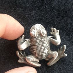 BEAUTIFUL FROG "' PENDANT AND BROCHE ""
