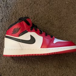 AIR JORDAN 1 MID CHICAGO 2020