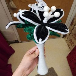 bouquet of makeshift flowers vase 