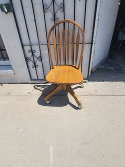 SILLA DE MADERA CON RODILLOS