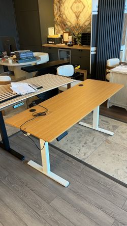 63" Standing Desk brand new with small scratches