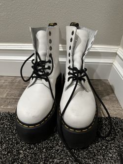 Women’s Size 9 Dr.Martens 