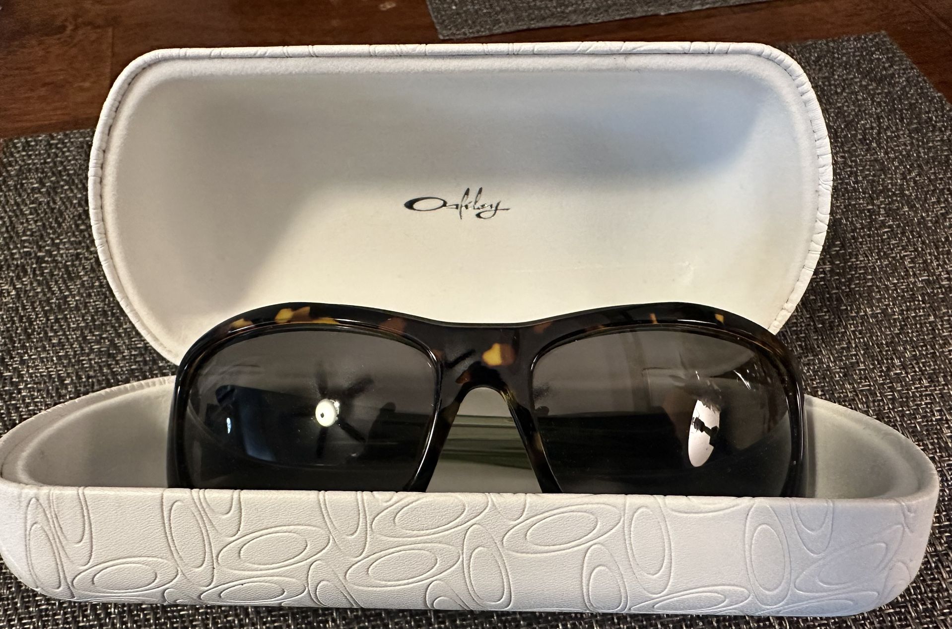 OAKLEY / DISOBEY SUNGLASSES