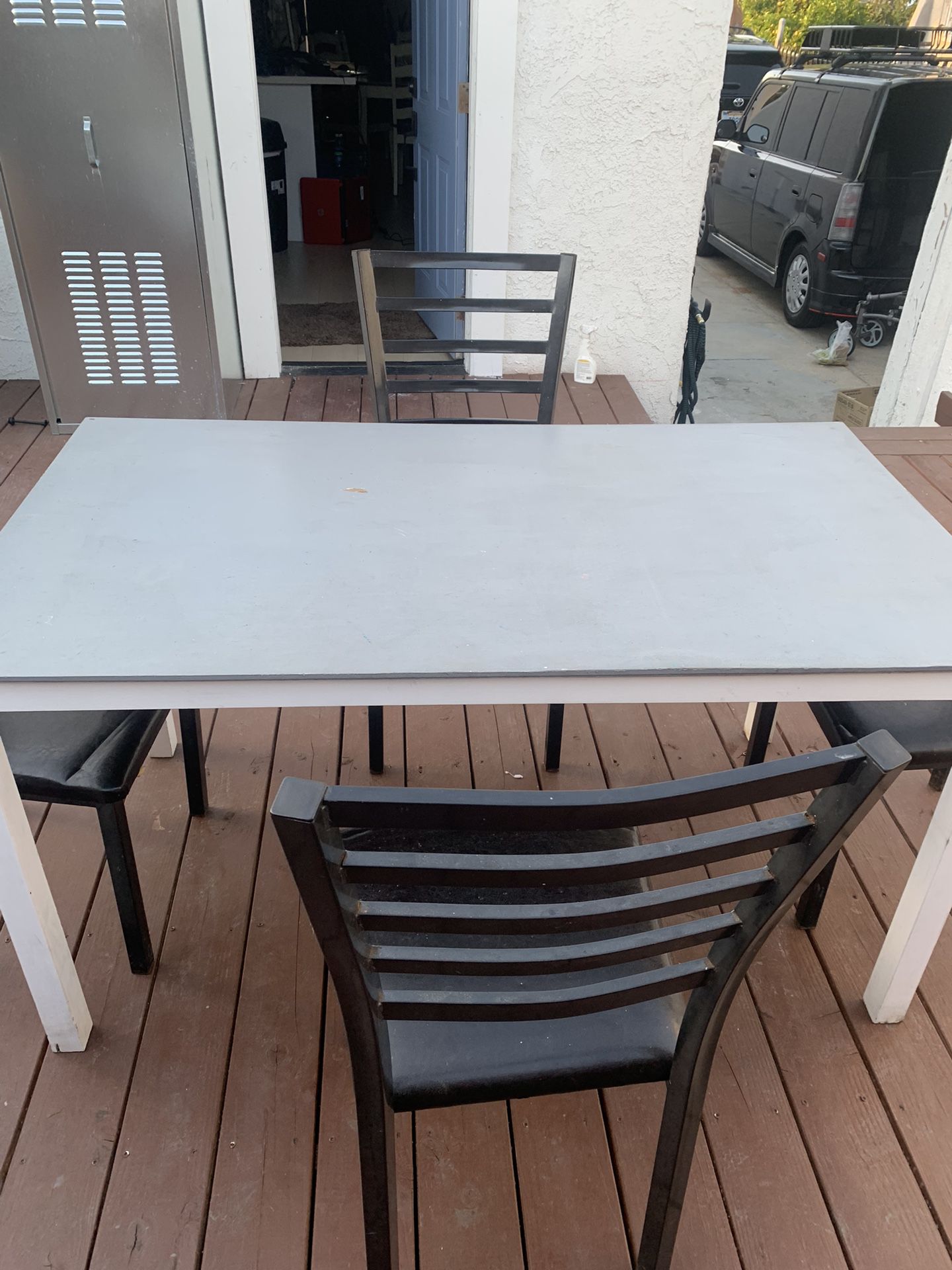 Dinner Table 55X 31X 29   Moving Out Rea To Pick Up At  L. A area  ( 4 Chairs FREE ) 