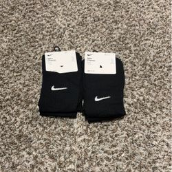 Nike classic III socks. Men 8-12, women 10-13.