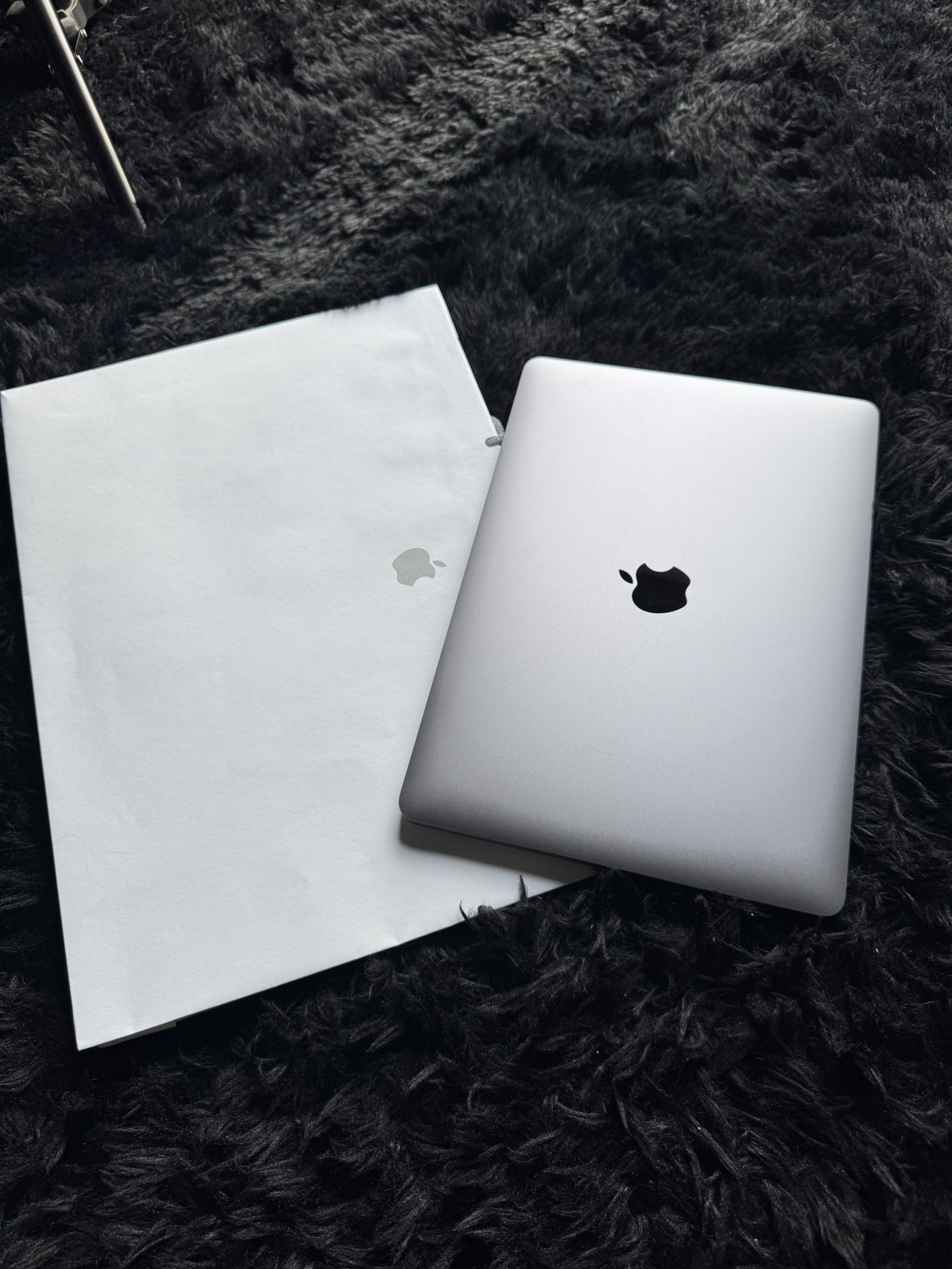 New MacBook Pro 2022 (13 inch, M2, 256 GB)
