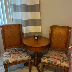 Wicker Chairs And Table. Sillas Y Mesa