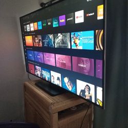 60 Inch Vizio Smart LED TV With Swivel Stand